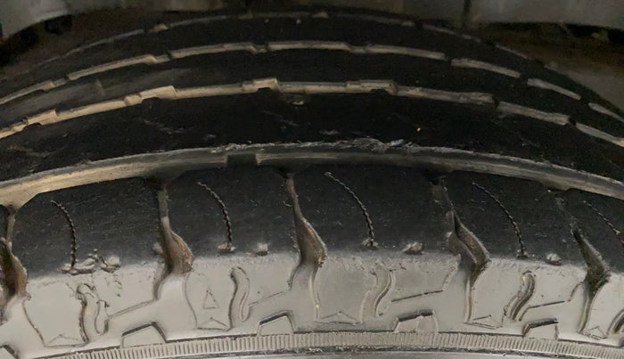 2016 Mahindra TUV300 T8 AMT, Diesel, Automatic, 37,567 km, Right Rear Tyre Tread
