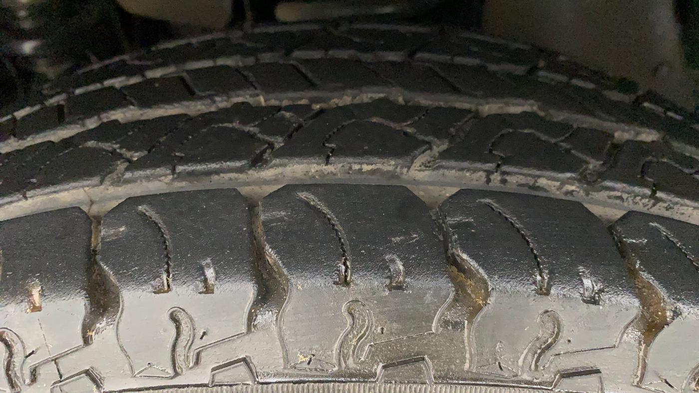 2016 Mahindra TUV300 T8 AMT, Diesel, Automatic, 37,567 km, Left Front Tyre Tread