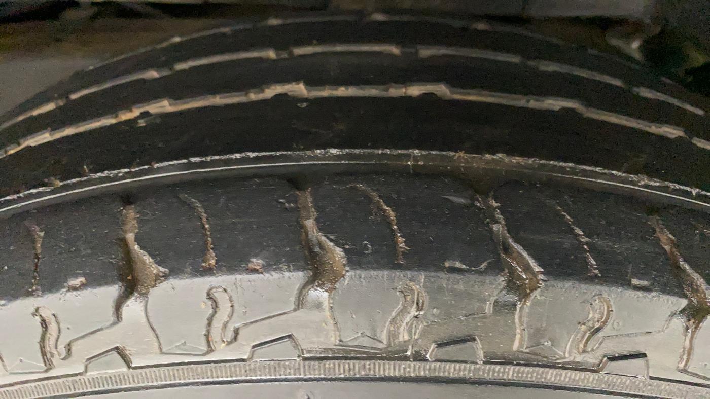 2016 Mahindra TUV300 T8 AMT, Diesel, Automatic, 37,567 km, Left Rear Tyre Tread