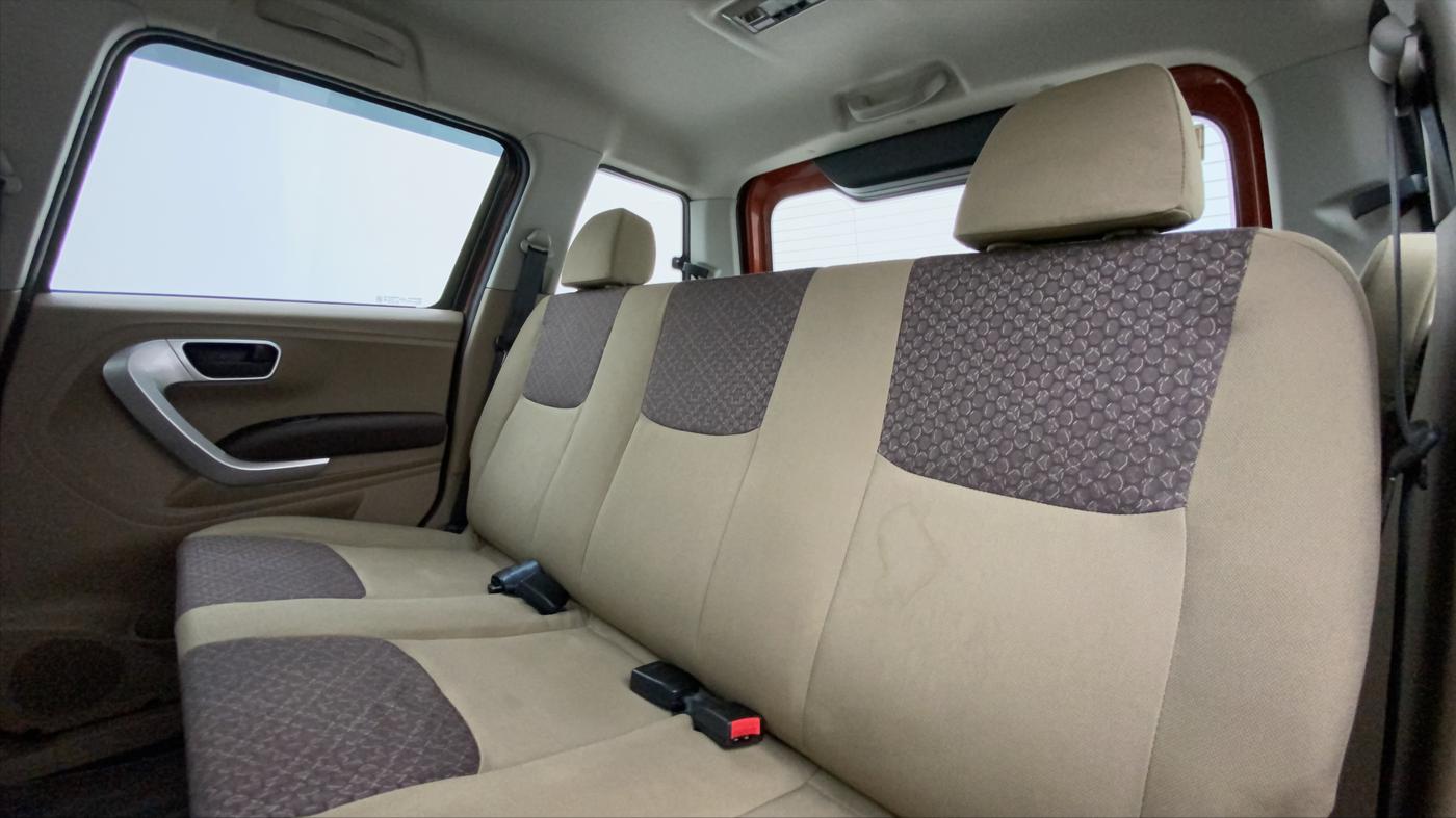 2016 Mahindra TUV300 T8 AMT, Diesel, Automatic, 37,567 km, Right Side Rear Door Cabin