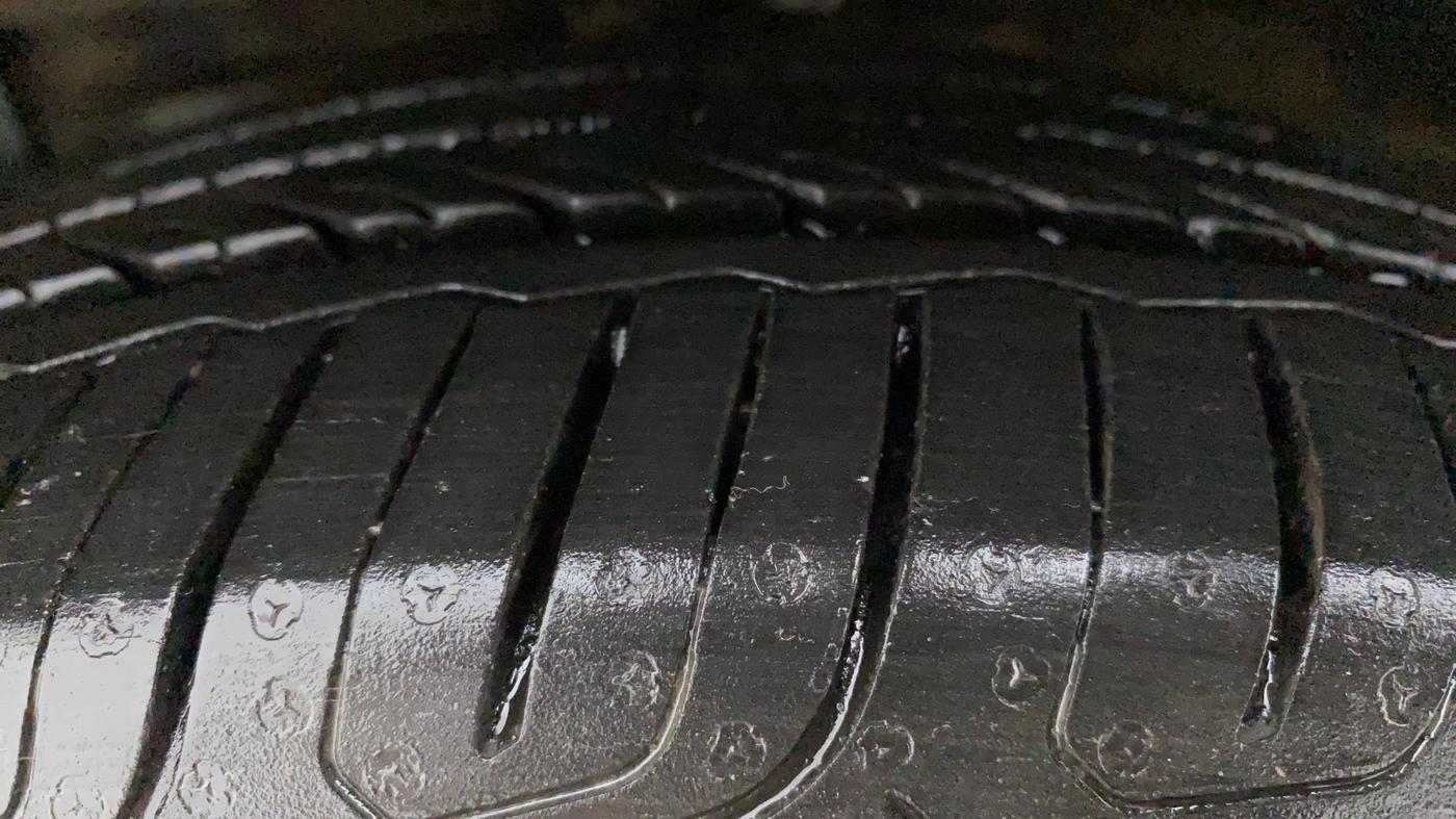 2016 Maruti Ciaz ZXI+ AT, Petrol, Automatic, 1,03,298 km, Left Front Tyre Tread