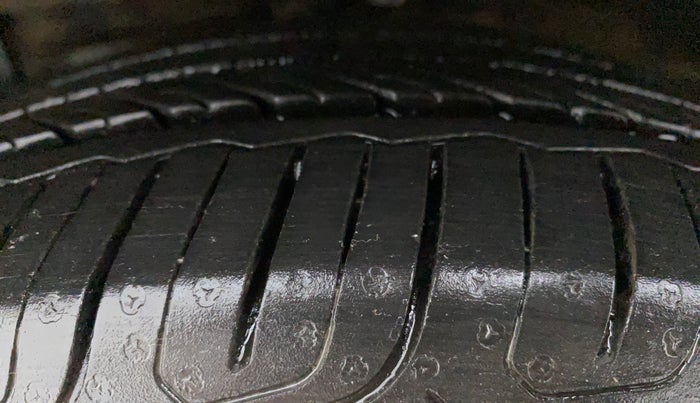 2016 Maruti Ciaz ZXI+ AT, Petrol, Automatic, 1,03,298 km, Left Front Tyre Tread