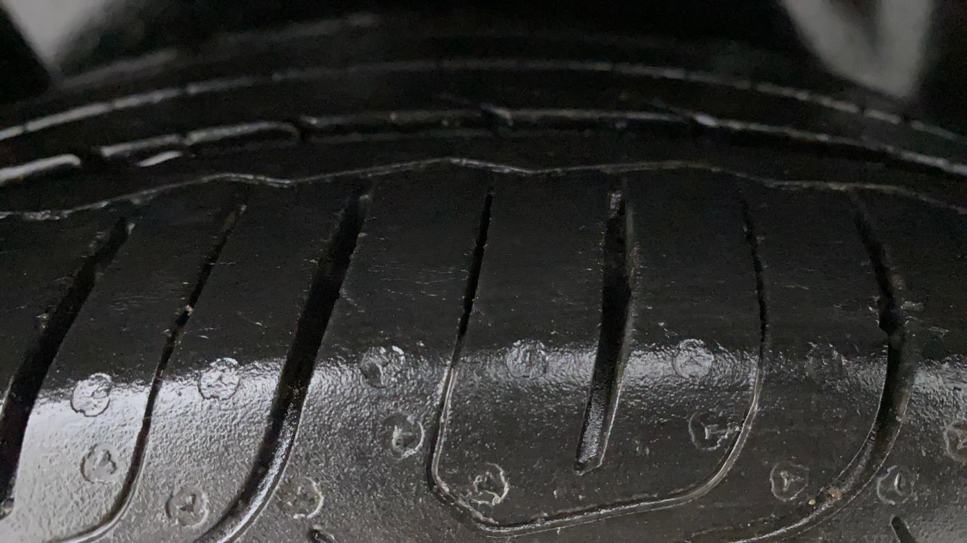 2016 Maruti Ciaz ZXI+ AT, Petrol, Automatic, 1,03,298 km, Right Rear Tyre Tread