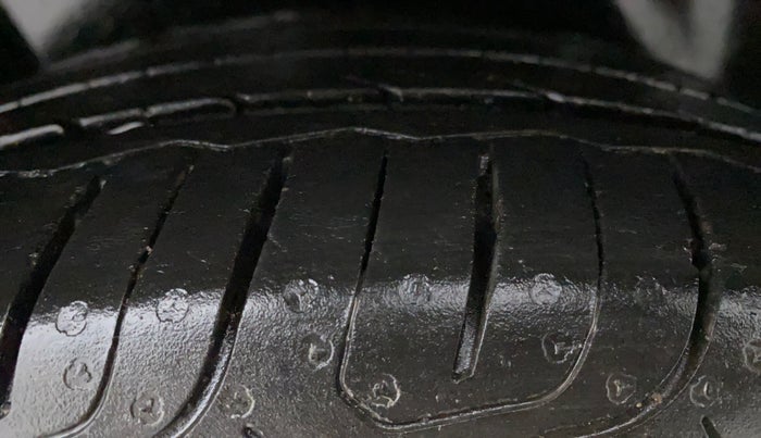 2016 Maruti Ciaz ZXI+ AT, Petrol, Automatic, 1,03,298 km, Right Rear Tyre Tread