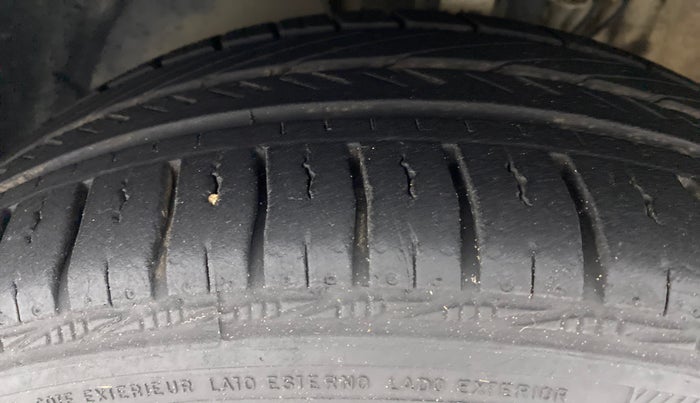 2017 Volkswagen Vento HIGHLINE PETROL, Petrol, Manual, 42,829 km, Left Front Tyre Tread