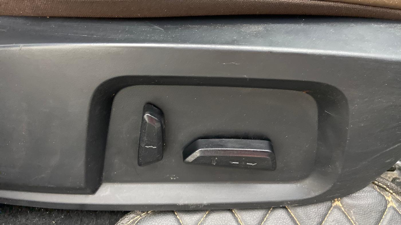 2020 Tata Harrier XZA PLUS, Diesel, Automatic, 71,388 km, Driver Side Adjustment Panel