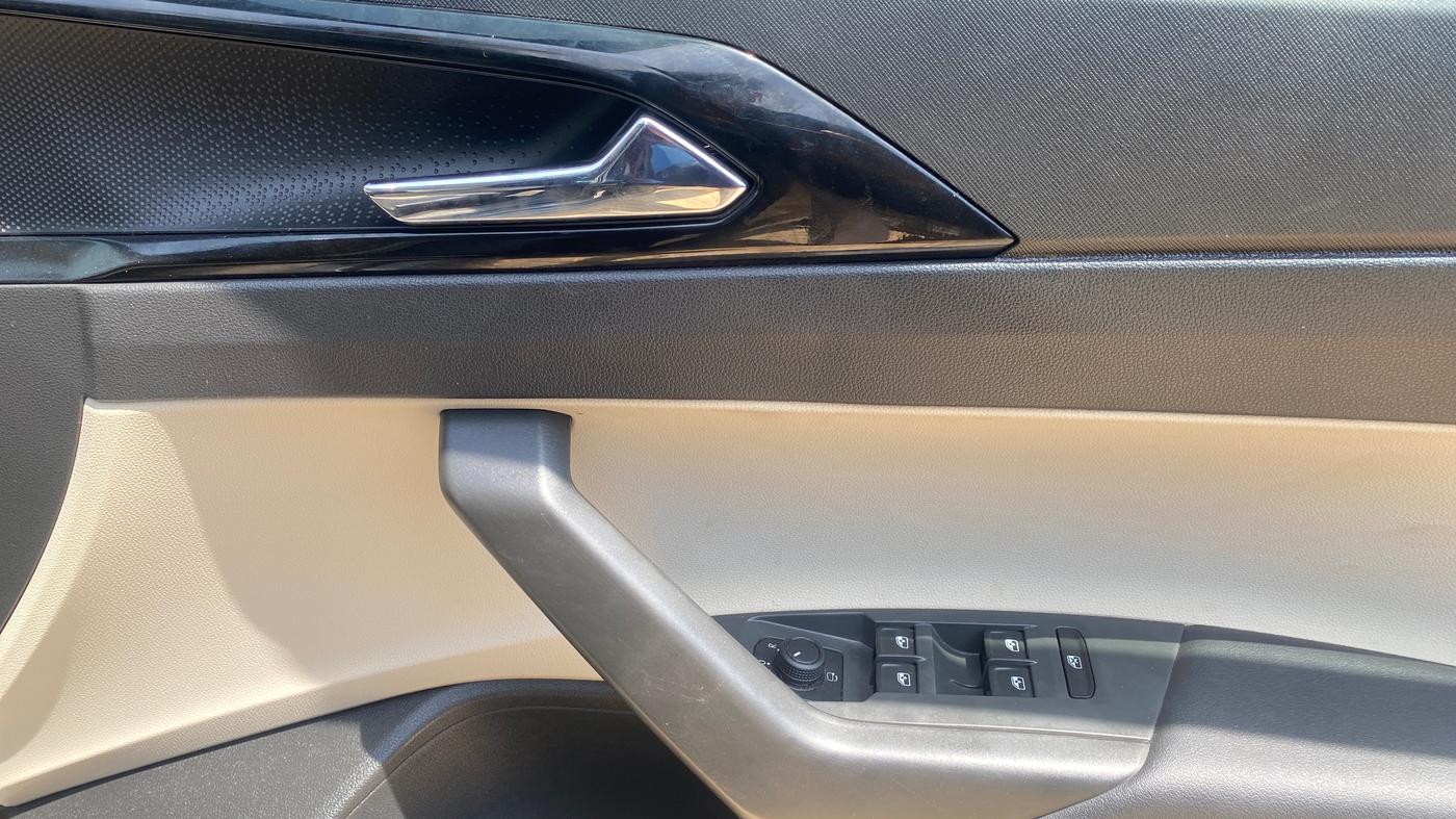 2023 Skoda SLAVIA STYLE 1.0L TSI MT, Petrol, Manual, 31,582 km, Driver Side Door Panels Control