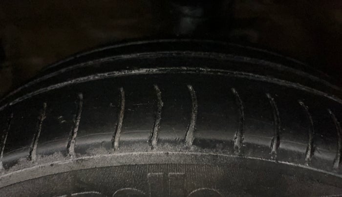 2016 Maruti Wagon R 1.0 VXI, CNG, Manual, 65,938 km, Left Front Tyre Tread