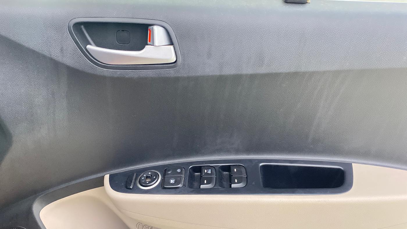 2018 Hyundai Grand i10 SPORTZ AT 1.2 KAPPA VTVT, Petrol, Automatic, 38,265 km, Driver Side Door Panels Control