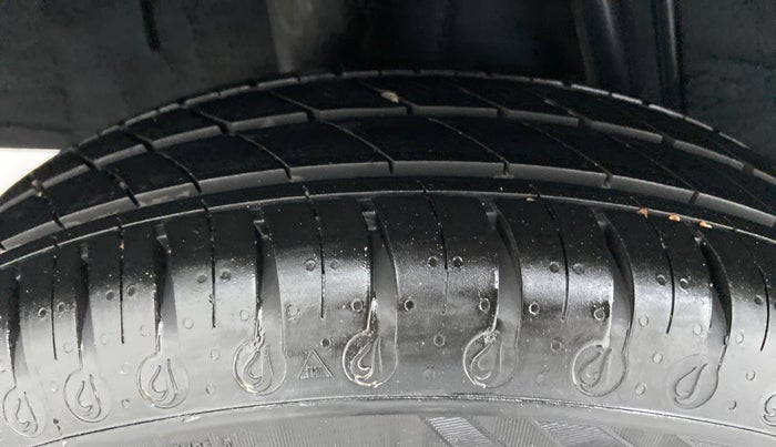 2021 Renault Kwid 1.0 RXT Opt, Petrol, Manual, 3,884 km, Right Rear Tyre Tread