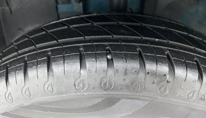 2021 Renault Kwid 1.0 RXT Opt, Petrol, Manual, 3,884 km, Left Front Tyre Tread