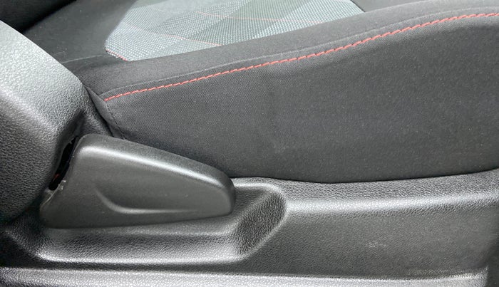 2021 Renault Kwid 1.0 RXT Opt, Petrol, Manual, 3,884 km, Driver Side Adjustment Panel