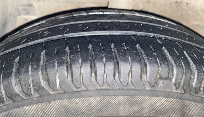 2014 Maruti Ertiga VDI, Diesel, Manual, 83,220 km, Left Front Tyre Tread