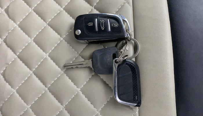 2024 Nissan MAGNITE XE, Petrol, Manual, 15,764 km, Key Close Up