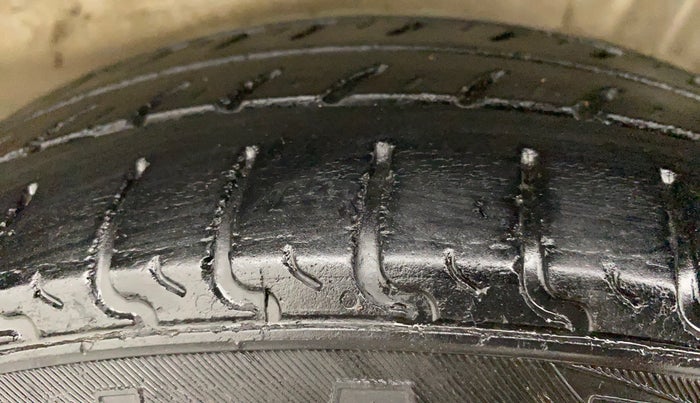2013 Maruti Wagon R 1.0 LXI CNG, CNG, Manual, 93,984 km, Left Rear Tyre Tread