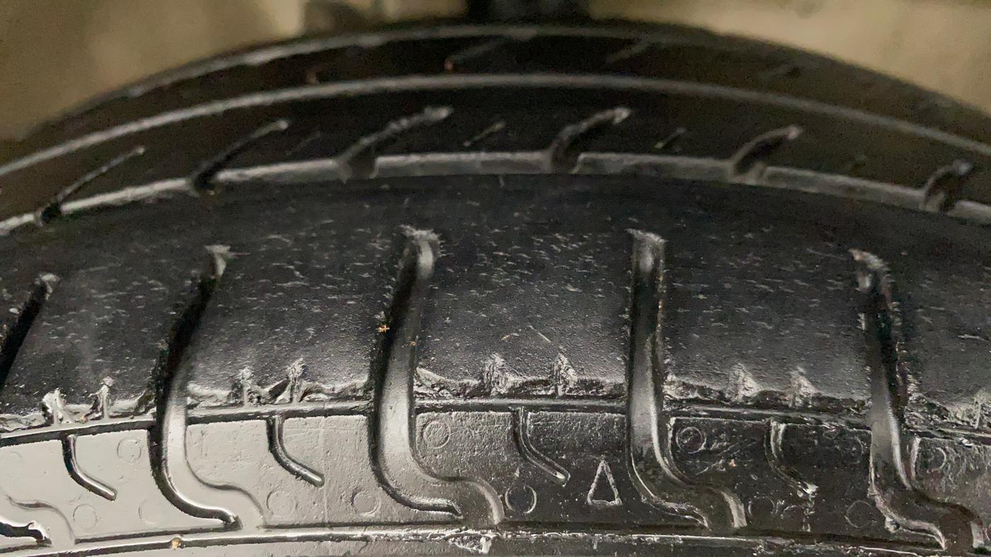 2013 Maruti Wagon R 1.0 LXI CNG, CNG, Manual, 93,984 km, Right Front Tyre Tread
