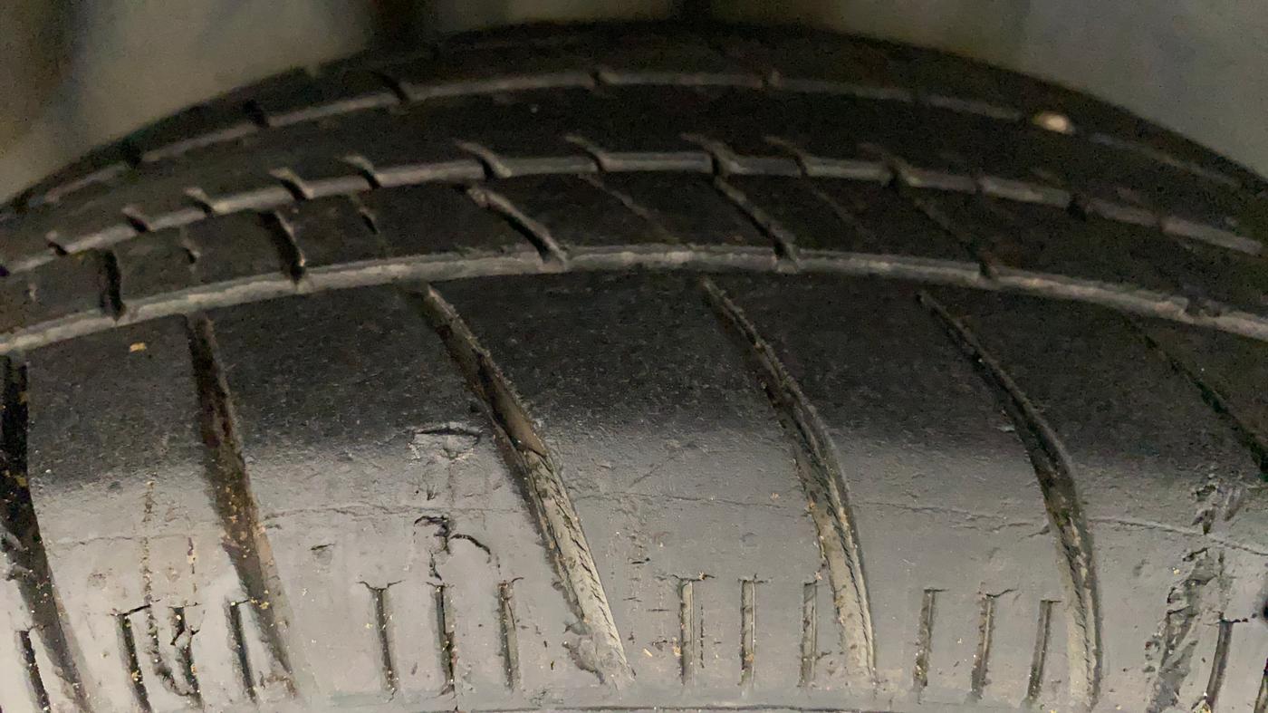 2015 Volkswagen Polo COMFORTLINE 1.2L, Petrol, Manual, 68,248 km, Right Rear Tyre Tread