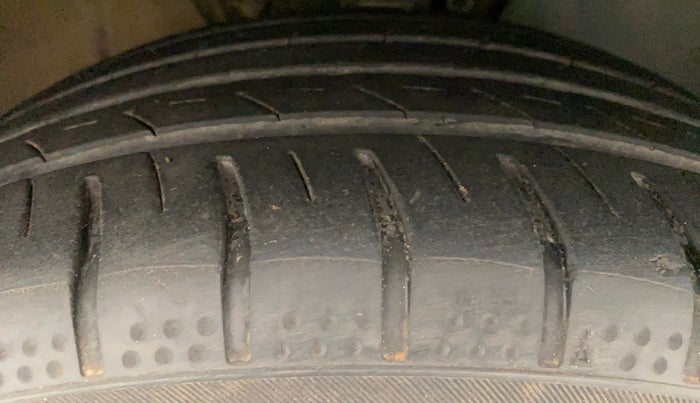 2015 Volkswagen Polo COMFORTLINE 1.2L, Petrol, Manual, 68,248 km, Right Front Tyre Tread