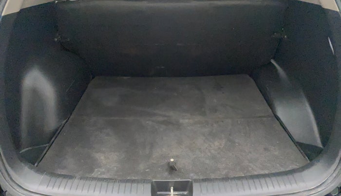 2017 Hyundai Creta E PLUS 1.6 PETROL, Petrol, Manual, 96,287 km, Boot Inside
