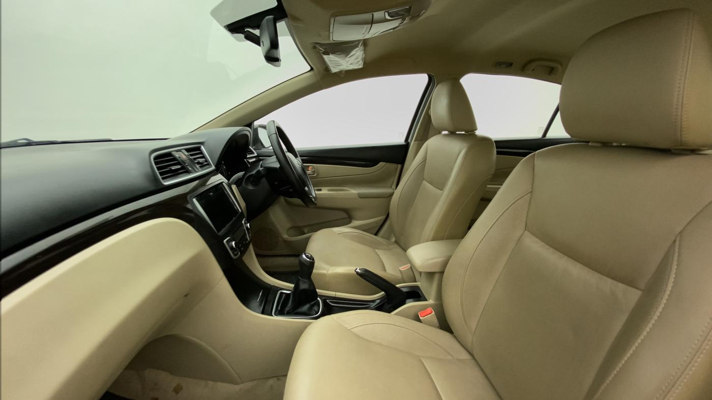 2016 Maruti Ciaz ZXI+, Petrol, Manual, 63,012 km, Right Side Front Door Cabin
