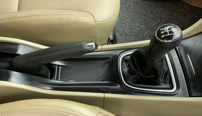 2016 Maruti Ciaz ZXI+, Petrol, Manual, 63,012 km, Gear Lever