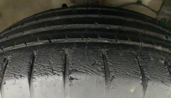 2016 Maruti Ciaz ZXI+, Petrol, Manual, 63,012 km, Right Front Tyre Tread