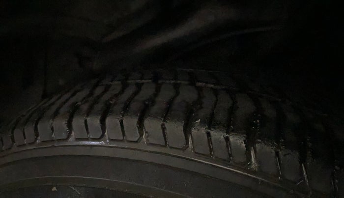 2014 Honda Amaze 1.2L I-VTEC S, Petrol, Manual, 1,13,099 km, Left Rear Tyre Tread