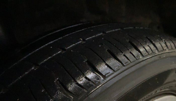 2014 Honda Amaze 1.2L I-VTEC S, Petrol, Manual, 1,13,099 km, Right Rear Tyre Tread