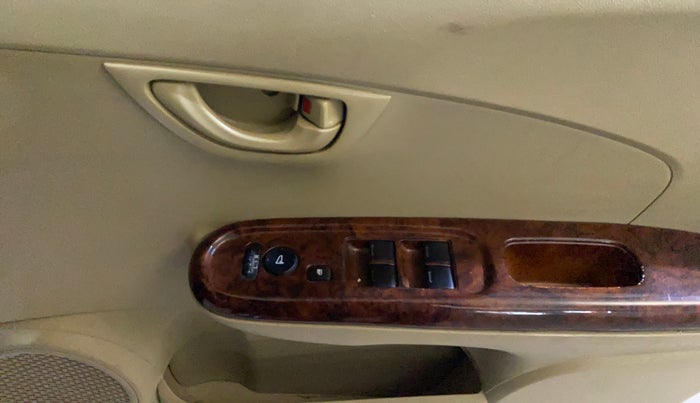 2014 Honda Amaze 1.2L I-VTEC S, Petrol, Manual, 1,13,099 km, Driver Side Door Panels Control