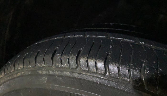 2014 Honda Amaze 1.2L I-VTEC S, Petrol, Manual, 1,13,099 km, Right Front Tyre Tread