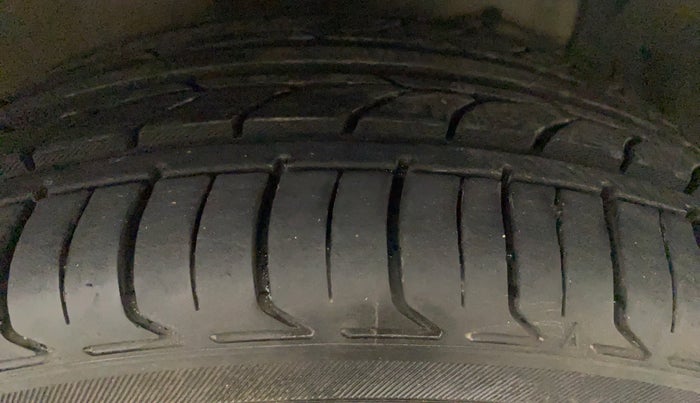 2015 Maruti Ciaz ZDI+ SHVS, Diesel, Manual, 46,320 km, Left Rear Tyre Tread