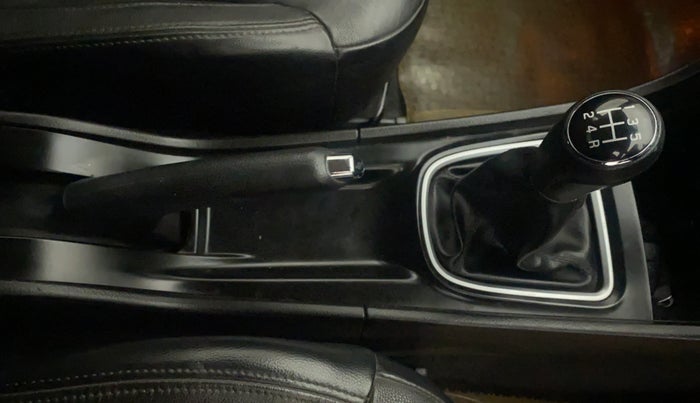 2015 Maruti Ciaz ZDI+ SHVS, Diesel, Manual, 46,320 km, Gear Lever