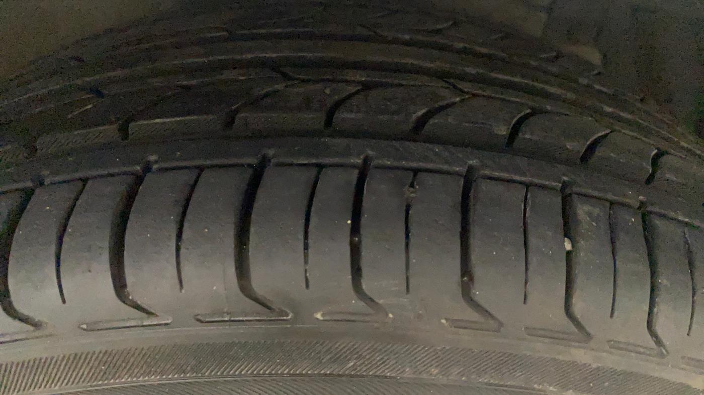 2015 Maruti Ciaz ZDI+ SHVS, Diesel, Manual, 46,320 km, Right Front Tyre Tread