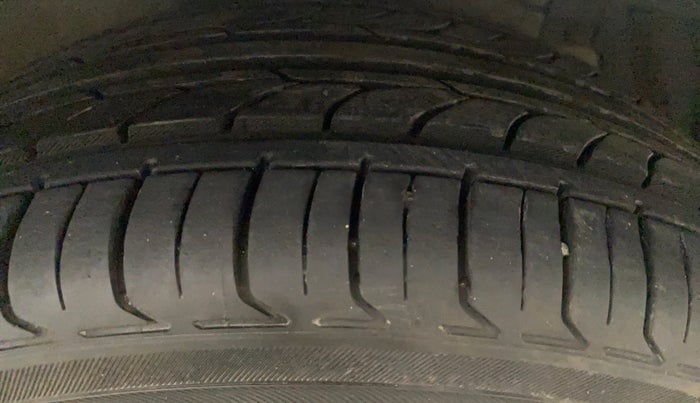2015 Maruti Ciaz ZDI+ SHVS, Diesel, Manual, 46,320 km, Right Front Tyre Tread