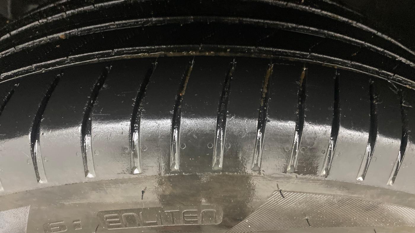 2023 Tata Safari XZA PLUS O RED DARK , Diesel, Automatic, 1,18,926 km, Left Front Tyre Tread