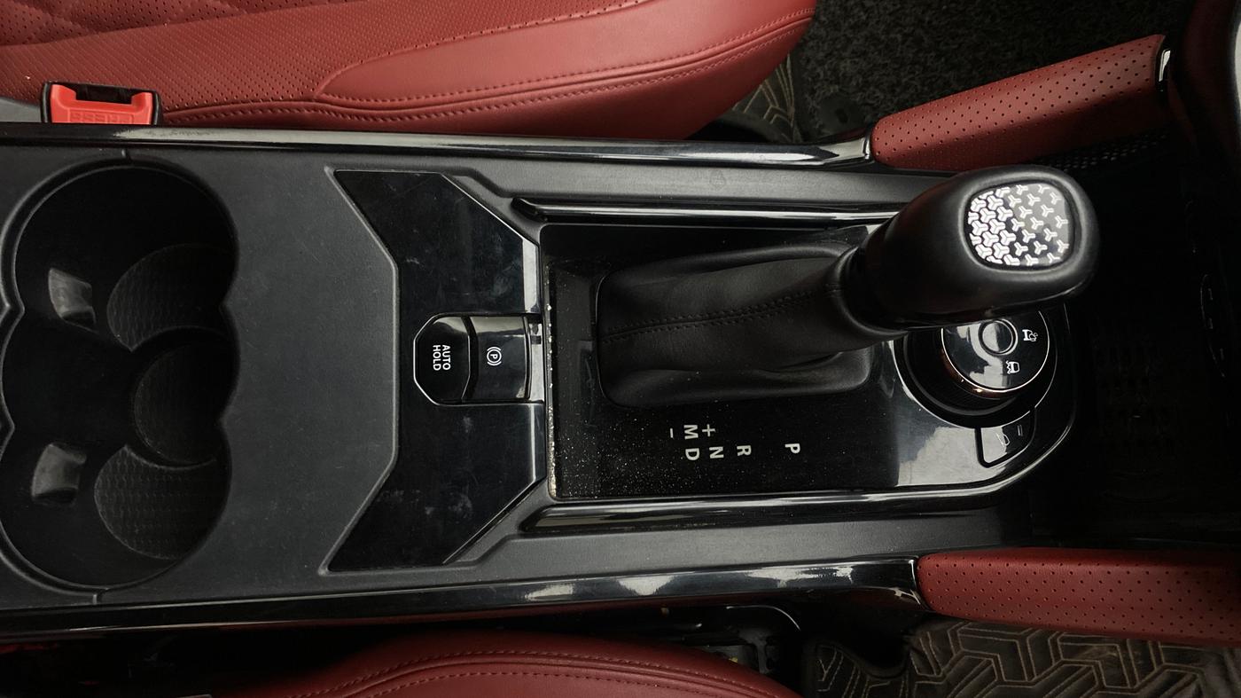 2023 Tata Safari XZA PLUS O RED DARK , Diesel, Automatic, 1,18,926 km, Gear Lever