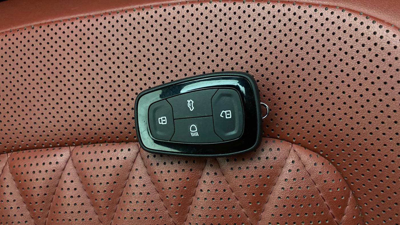2023 Tata Safari XZA PLUS O RED DARK , Diesel, Automatic, 1,18,926 km, Key Close Up