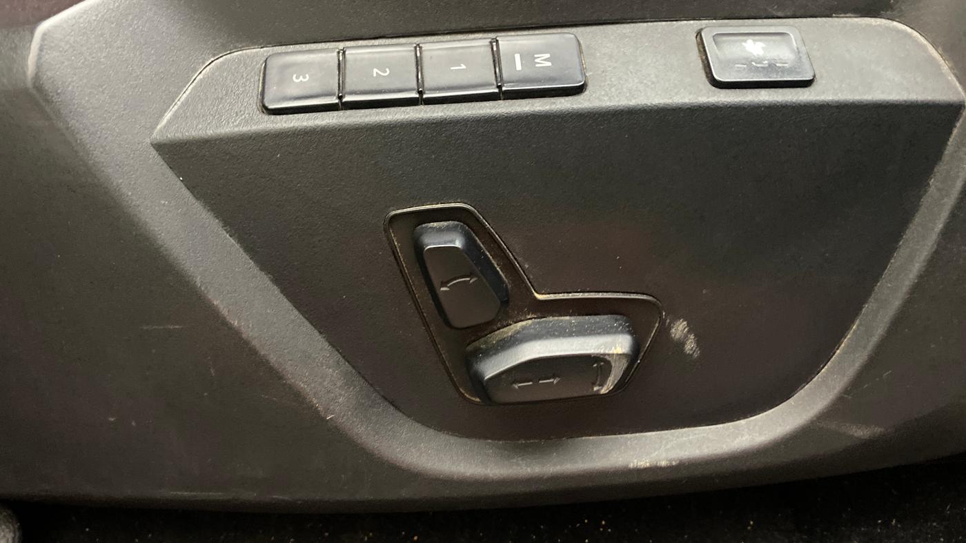 2023 Tata Safari XZA PLUS O RED DARK , Diesel, Automatic, 1,18,926 km, Driver Side Adjustment Panel