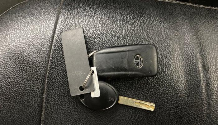 2017 Tata NEXON XM PETROL, Petrol, Manual, 1,18,875 km, Key Close Up