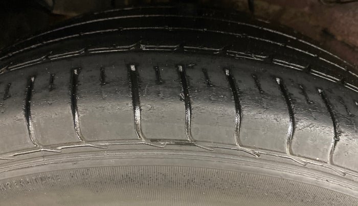 2017 Tata NEXON XM PETROL, Petrol, Manual, 1,18,875 km, Right Rear Tyre Tread