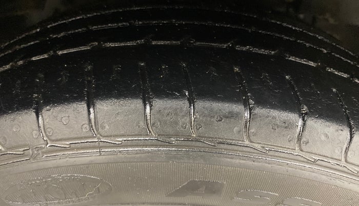 2017 Tata NEXON XM PETROL, Petrol, Manual, 1,18,875 km, Right Front Tyre Tread