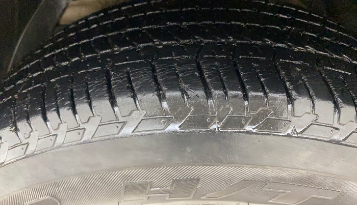 2015 Mahindra XUV500 W8, Diesel, Manual, 1,05,261 km, Left Front Tyre Tread