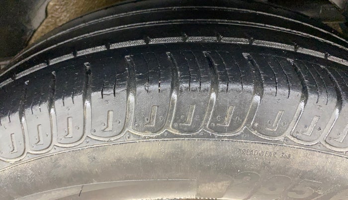 2015 Mahindra XUV500 W8, Diesel, Manual, 1,05,261 km, Left Rear Tyre Tread