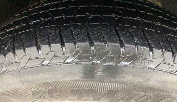 2015 Mahindra XUV500 W8, Diesel, Manual, 1,05,261 km, Right Front Tyre Tread