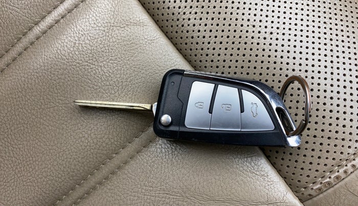 2015 Mahindra XUV500 W8, Diesel, Manual, 1,05,261 km, Key Close Up