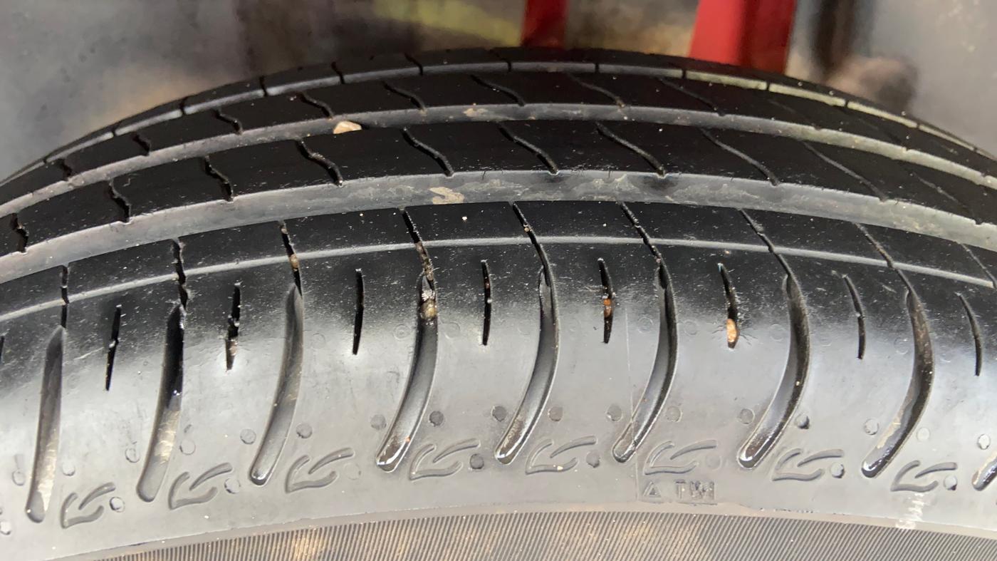 2024 Maruti Swift VXi (O) AMT, Petrol, Automatic, 12,128 km, Left Rear Tyre Tread