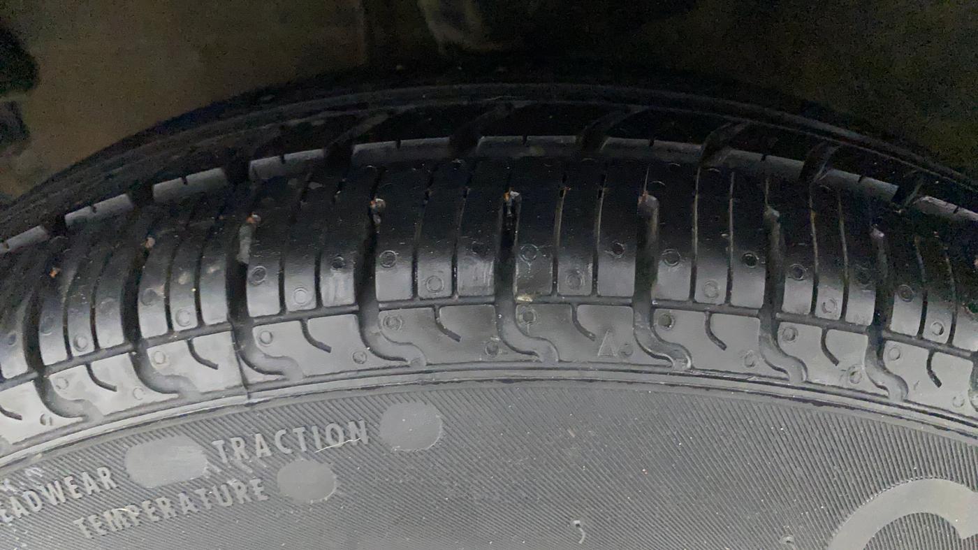 2015 Hyundai i10 MAGNA 1.1, Petrol, Manual, 1,24,487 km, Left Front Tyre Tread