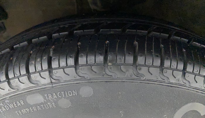 2015 Hyundai i10 MAGNA 1.1, Petrol, Manual, 1,24,487 km, Left Front Tyre Tread
