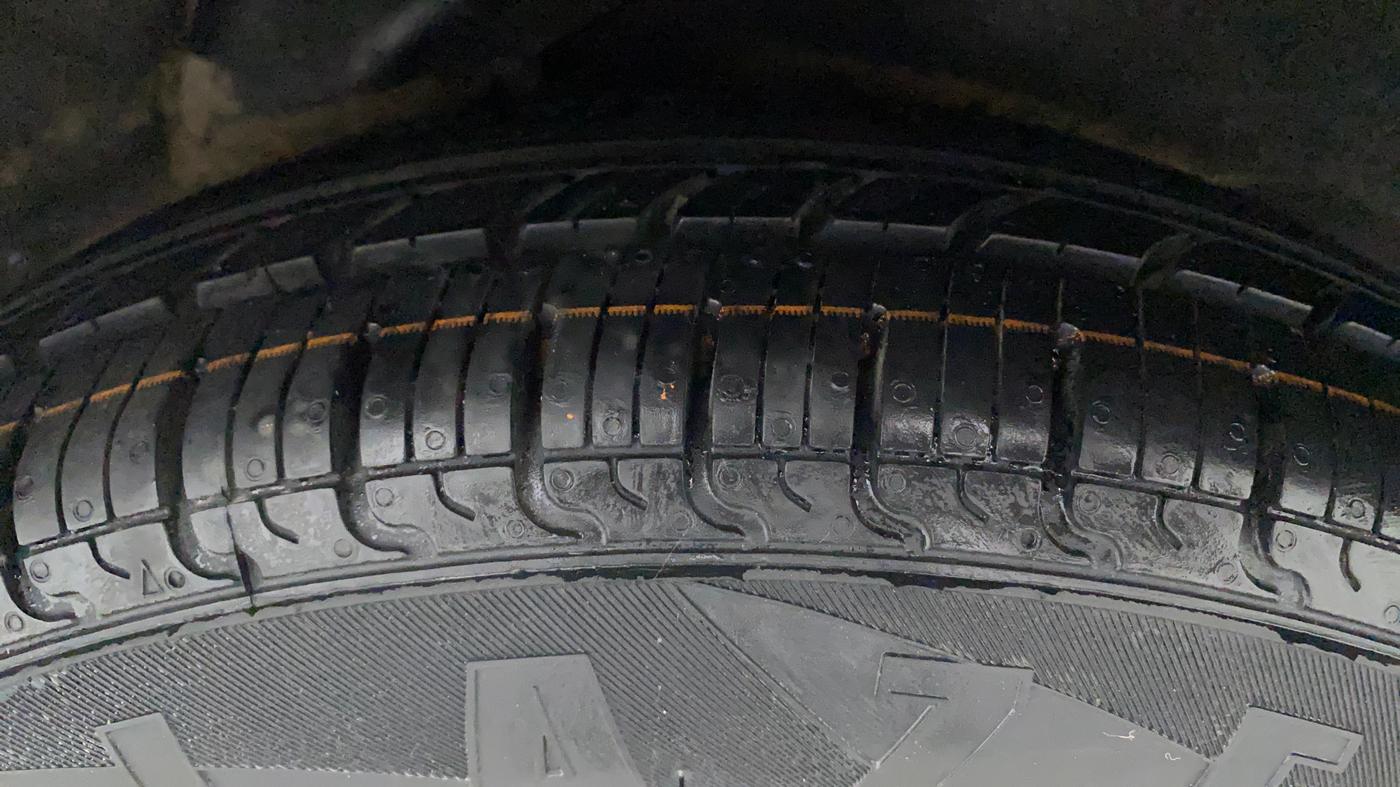 2015 Hyundai i10 MAGNA 1.1, Petrol, Manual, 1,24,487 km, Left Rear Tyre Tread