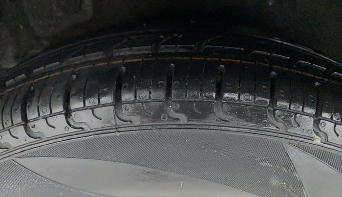 2015 Hyundai i10 MAGNA 1.1, Petrol, Manual, 1,24,487 km, Right Rear Tyre Tread
